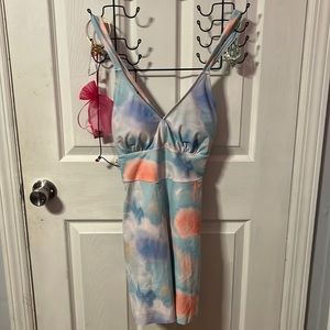 A large swimming dress tie’s in the back